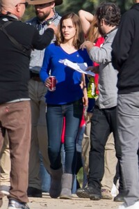 Emma-Watson-on-the-set-of-The-Circle--05.jpg