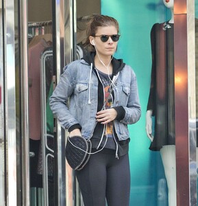 Kate-Mara-in-Tights-Shopping--08.jpg