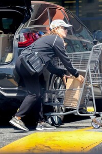 Kate-Mara_-Grocery-Shopping-in-Los-Feliz--09-620x930.jpg