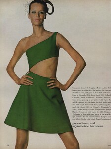 Penn_US_Vogue_April_1st_1968_07.thumb.jpg.7214a5f45ab9aacc5677d6bcf446febc.jpg