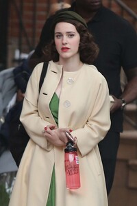 Rachel-Brosnahan-on-the-set-of-The-Marvelous-Mrs-Maisel--17.jpg