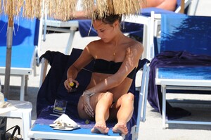alicia-vikander-bikini-pics-in-italy-july-2015_2.jpg