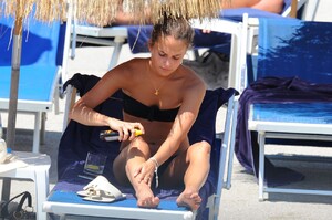 alicia-vikander-bikini-pics-in-italy-july-2015_4.jpg