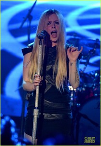 avril-lavigne-q102-jingle-ball-2013-performer-08.jpg
