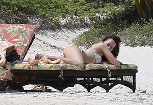 dakota-johnson-bikini-candids-on-the-beach-in-cancun-march-2015_3.jpg