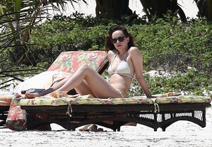 dakota-johnson-bikini-candids-on-the-beach-in-cancun-march-2015_4.jpg
