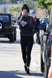 dakota-johnson-leaving-yoga-class-in-studio-city-4.jpg