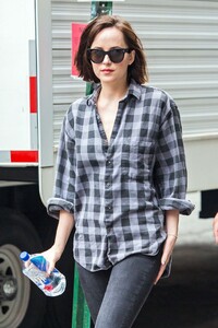 dakota-johnson-on-set-of-how-to-be-single-in-new-york-june-2015_12.jpg