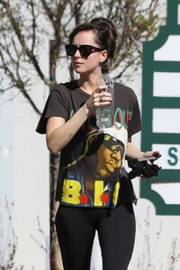 dakota-johnson-out-in-sunny-los-angeles-2.jpg