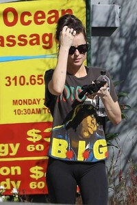 dakota-johnson-out-in-sunny-los-angeles-3.jpg