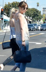 dakota-johnson-shopping-at-erewhon-natural-foods-market-october-2015_5.jpg