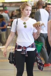 dianna-agron-at-erewhon-market-in-hollywood-june-2014_3.jpg