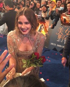 emma-watson-cleavage-6.jpg