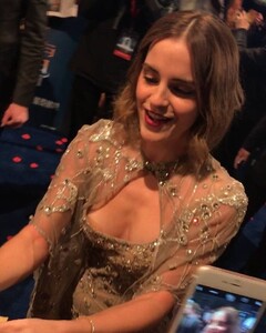 emma-watson-cleavage-9.jpg