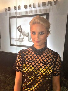 entertainment-2014-10-dianna-agron-gallery-photo-main.jpg