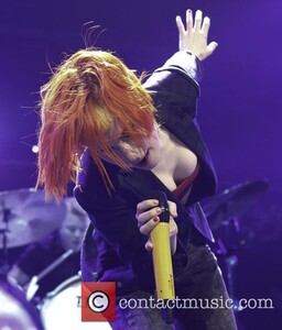 hayley-williams-kiss-108-s-jingle-ball_3999127.jpg
