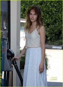isabel-lucas-gas-station-before-beach-01.jpg