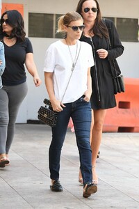 kate-mara-is-spotted-out-for-lunch-with-friends-at-cafe-gratitude-in-beverly-hills-240817_6.jpg