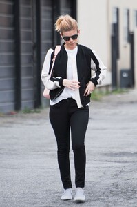 kate-mara-leaves-a-cafe-in-west-hollywood-05-31-2017_10.jpg