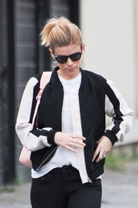 kate-mara-leaves-a-cafe-in-west-hollywood-05-31-2017_11.jpg