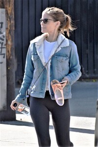 kate-mara-leaves-dance-class-in-los-angeles-11-13-2018-1edited.jpg