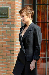 kate-mara-out-and-about-in-nyc-while-attending-dkny-show-during-ny-fashion-week-91615-12.jpg