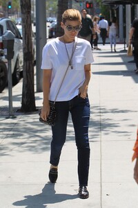 kate-mara-out-for-lunch-at-cafe-gratitude-in-beverly-hills-08-14-2018-6.jpg