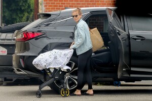 kate-mara-with-her-child-out-in-los-angeles-2019-06-17-05.jpg