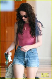kaya-scodelario-benjamin-walker-australia-visit-pics-24.jpg