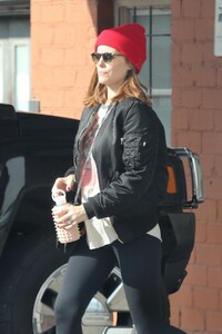 pregnant-kate-mara-out-and-about-in-los-angeles-01-11-2019-9.jpg