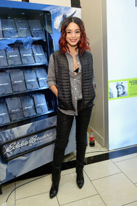 vanessa-hudgens-at-eddie-bauer-store-opening003.jpg