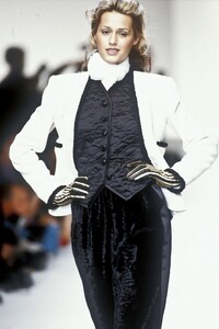 1012217761_Valentino1993WomenRTW110.thumb.jpg.a9322d1a0470f62dec2d106da13659e6.jpg