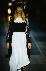 115872114_ChanelFall1993(8).thumb.jpg.629db1024e7da824d8b972a64643dbd6.jpg