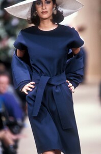 1165306426_YvesSaintLaurent1991HauteCouture11.thumb.jpg.6a8f6326979139a70a1637f08c488c69.jpg