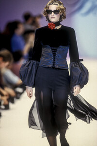 1216093032_Blumarine1993WomenRTW31.thumb.jpg.66f49b36f825717537906ab7823cce94.jpg