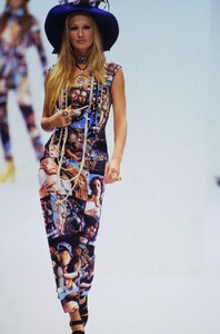 1243587827_dolce-gabbana-ss-1993(1).thumb.jpg.e9a91227658d2a7eb01e9f059cabdbd0.jpg