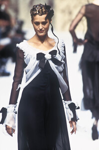 1639153673_Chanel1993HauteCouture148.thumb.jpg.8483362c891070825c8b03bf608307ae.jpg