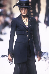 1785213863_Chanel1993HauteCouture19.thumb.jpg.9c1d0f8edbda36bdfe0fd27927bb6e32.jpg