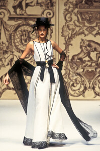 1792229403_Chanel1993HauteCouture84.thumb.jpg.88a5cda1675a51a39850cff9e8181c84.jpg