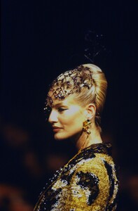 2037240545_ChristianLacroixCoutureSpring1997(10).thumb.jpg.1345eaf629bb76dfeafef1ec7c21c600.jpg