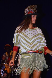 2078333291_kenzo-ss-1986(3).thumb.jpg.a376b0408e0372b957e8228130fabfd3.jpg