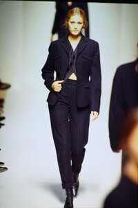265856434_jil-sander-fw-1993(13).thumb.jpg.30535ac3c237ab82145d6e3d1e8986c8.jpg