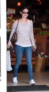 26896_KBOXJLCQMJ_Rachel_Bilson_at_Bristol_Farms006_123_471lo.jpg