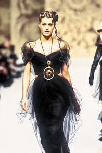 329147916_Chanel1993HauteCouture151.thumb.jpg.854add60338f343afabd6ac55f2bb3e1.jpg
