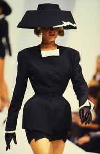 385418155_thierry-mugler-ss-1994(5).thumb.jpg.a9042ae5fbdd81257afc105d8be79743.jpg