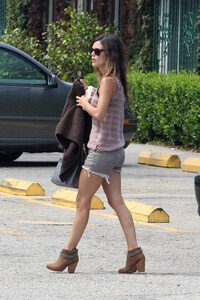 48367_895357878_RachelBilsonArrivingSetWoodlandHillsCaliforniaJuly6_123_72lo.jpg