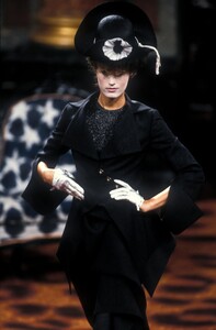 881469335_VivienneWestwood1994WomenRTW60.thumb.jpg.e1c381221314b0a75a20ad1f25f78111.jpg