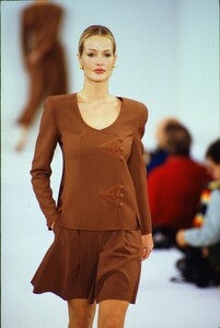 933918212_oscar-de-la-renta-ss-1994(1).thumb.jpg.2cfa49d71342fe8f578ab1bc801ca890.jpg