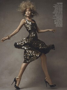 Demarchelier_US_Vogue_December_2007_07.thumb.jpg.37d2fdbfb81fd00b4d3bf733e88d2b8d.jpg