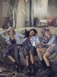 Madcap_Meisel_US_Vogue_February_2009_10.thumb.jpg.9114174588dbe89257a7be1140dff3bf.jpg